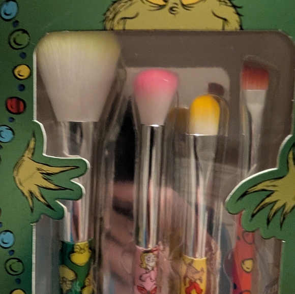 The Grinch Eyeshadow Palette and Brush Set - Pink and Green - Picture 5 of 5
